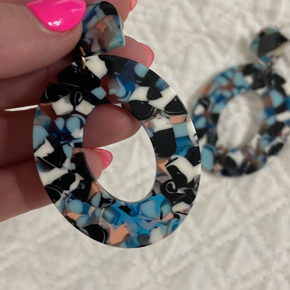 Confetti Patterned Acrylic Oval Drop Earrings 🎊 blue black & white so fun - Picture 3 of 6